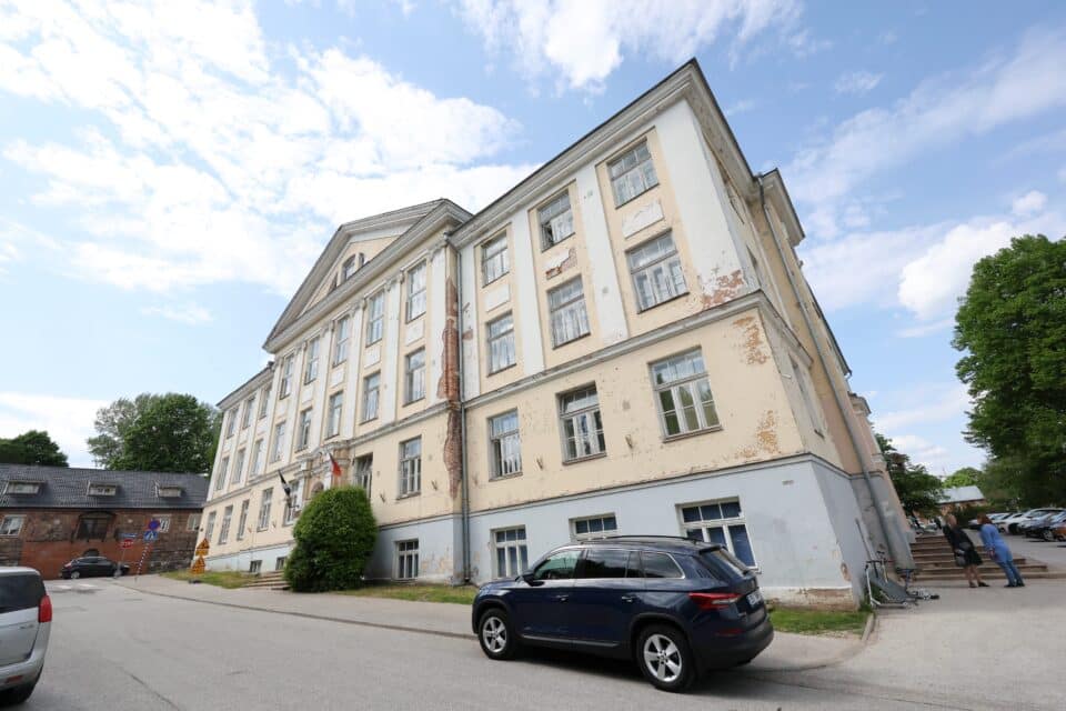 23.05.2023, Tartu
Karlova kooli Lina tänava maja rekonstrueerimine
Pildil lagunev fassaad