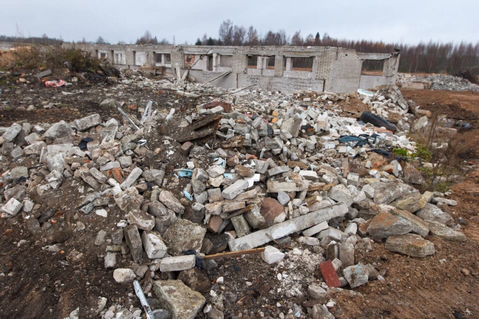 Kuigi eelkõige vastutab oma jäätmete ja nende äraveo eest igaüks ise, tuleb ette sedagi, et jäätmete tekitajat ei ole enam võimalik selgeks teha. Siis langeb jäätmete koristamise kohustus maaomanikule. (Foto on illustratiivne)