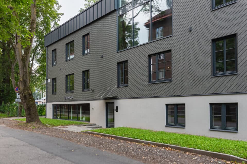 Hausersile kuuluv ärimaja asub muusikaakadeemia hoone kõrval.