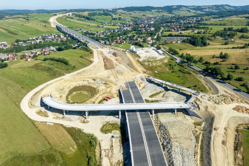 Mitmete sildade ja rampidega tee-ehitus Poolas.