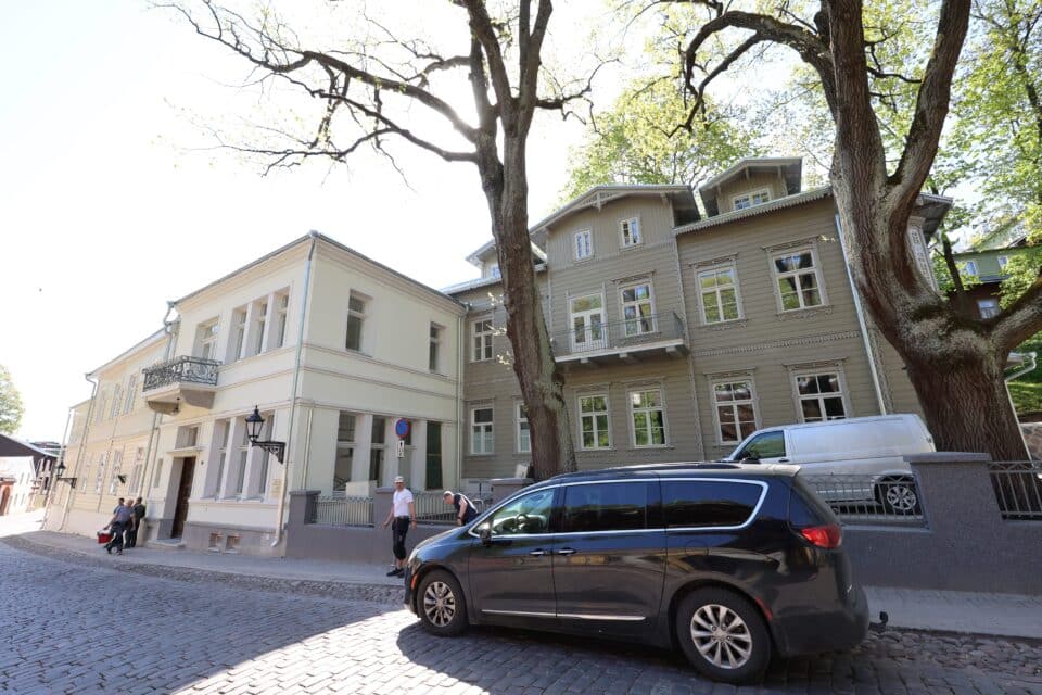 Muinsuskaitseameti üks tänavuse aastaaauhinna nominente on endisest onkoloogiahaiglast  korterelamuks muudetud hoone aadressil Vallikraavi 10 Tartus.
