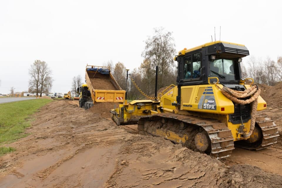 Euroopa Liidu Ühtekuuluvusfondist rahastatud toetuse eest saab rajada kuni 120 kilomeetrit kergliiklusteed. Fotol kergliiklustee ehitus Viljandi järve ääres.