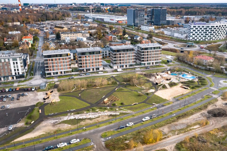 Merko on viimastes börsile saadetud aruannetes korranud, et arenduste ehitamise tempo langeb märgatavalt. Uus-Veerenni kvartalis rajas arendaja järgmise etapi ehituse alguseni ajutise pargi.