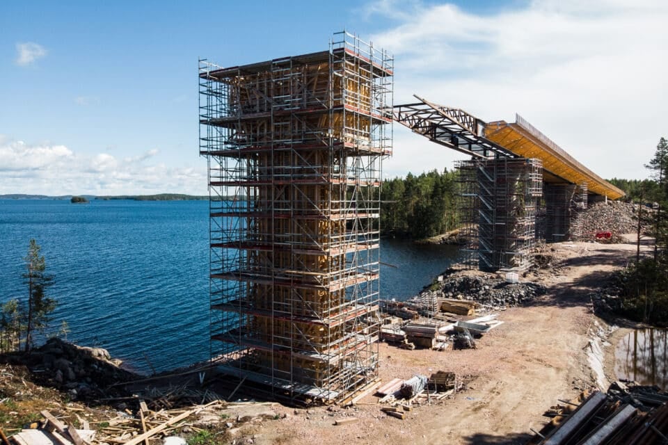 2022. aastal liigitati Soomes nõuetele mittevastavaks peaaegu 800 silda, aastas suudetakse parandada aga vaid umbes 100. Fotol Vekaransalmi silla remont 2018. aastal.