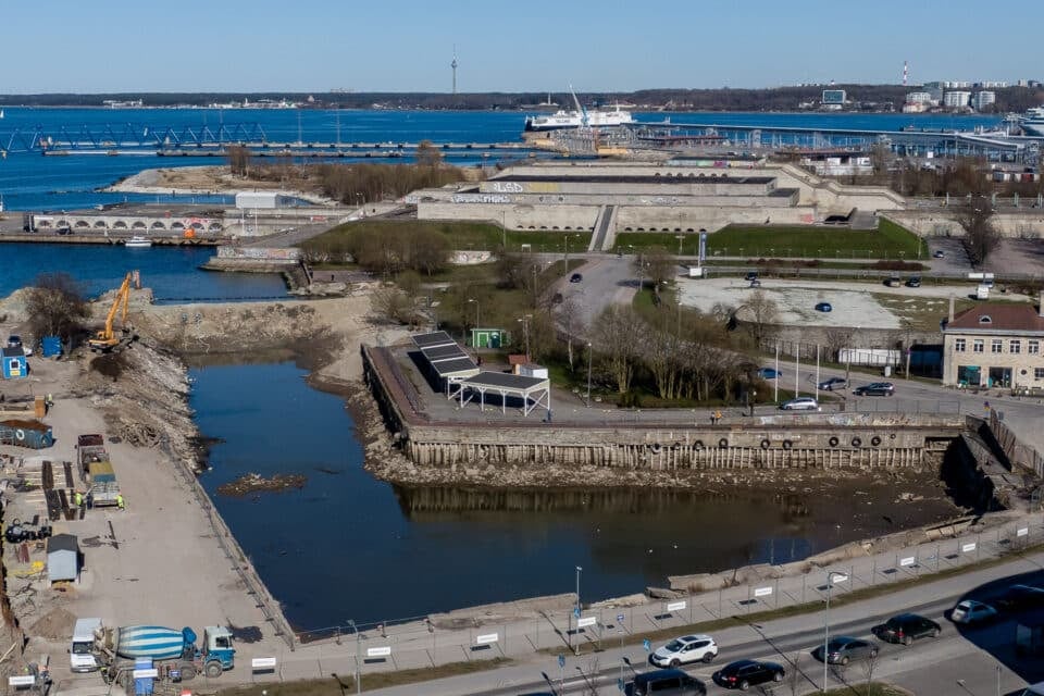 Linnahalli piirkonna ühendamiseks Kalaranna tänava kaudu Noblessneri ja edasise mereäärse alaga rajatakse piirkonda uus 200 meetri pikkune valgustatud, haljastatud ning mööbliga varustatud rannapromenaad. Fotol Kalasadama akvatoorium aastal 2020.