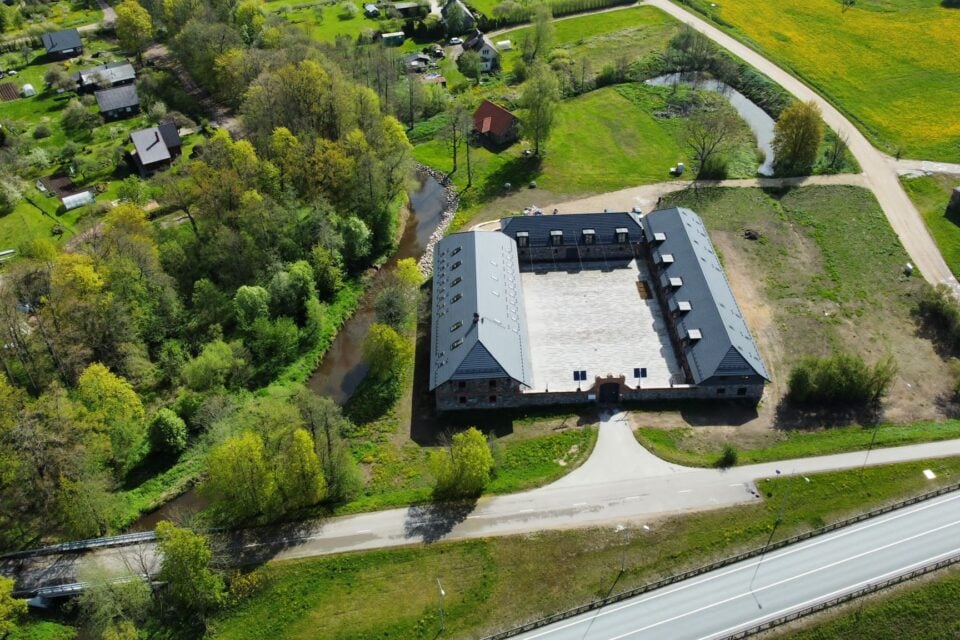 Varemetes olnud mõisakompleks on saanud katuse alla.