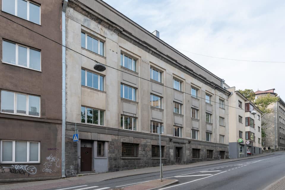 Tõnismägi 16 kinnistul asuva endise asutusehoone suletud netopind on 1 788 ruutmeetrit.