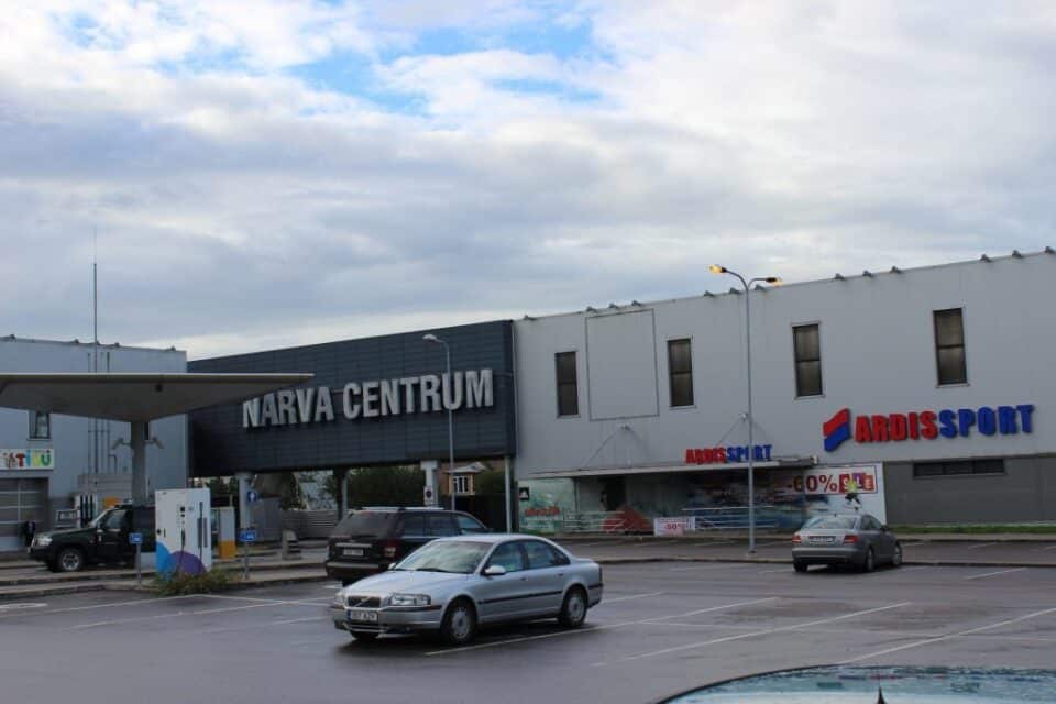 Miljonieurose alghinnaga on oksjonil ärimaa pindalaga 2103 ruutmeetrit ning sellel asuv Narva Centrumi hoone, kus kasulikku pinda on 2859 ruutmeetrit.