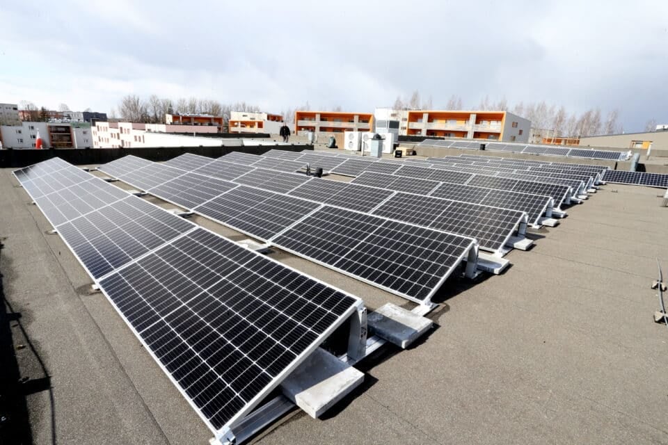Tallinna munitsipaalkoolimajade katustele rajatavate päikeseelektrijaamade koguvõimsus on 475 kW. Need toodavad aastas eeldatavalt kuni 480 000 kWh heitmevaba elektrit ja säästavad võrgutasudelt kuni 20 000 eurot aastas. (Foto on illustratiivne)