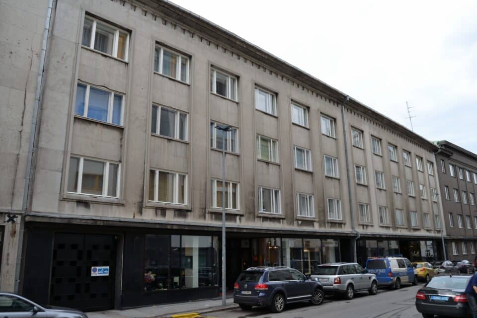 Näide defitiitsest kinnisvarast: Roosikrantsi tänava neljakorruselised ühe trepikojaga Jaan ja Ernst Tiitsmani majad 8 ja 8a ehitati aastatel 1938–1939. Hoonete arhitekt oli Eugen Habermann.