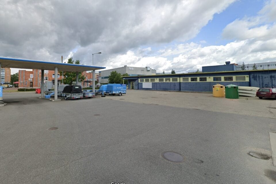 Annelinnas Anne tn 46, 46a, 48 ja 48a asuvatele kinnistutele kerkiv hoone peaks kooskõlas linna üldplaneeringuga muutma tänase asfalteeritud tühermaa mõne aasta pärast piirkondlikuks ärikeskuseks,