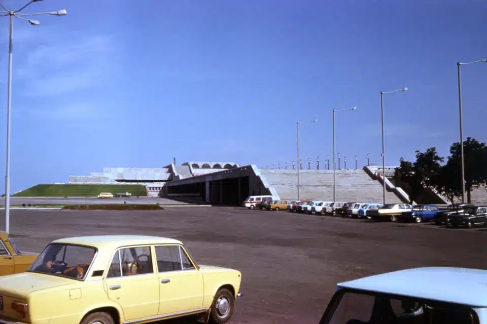 Vaade Tallinna linnahalli suunas praeguse bensiinijaama kohalt, jäähall alles ootab lõpetamist, suvi 1980.