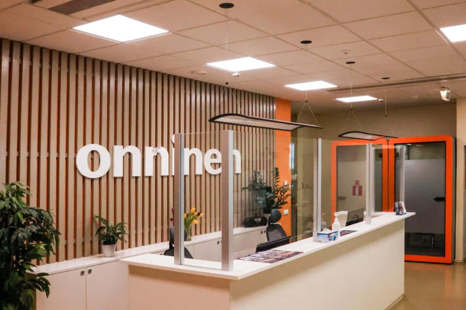 Onnineni kontoris muutub valgustemperatuur ka akendeta ruumides vastavalt kellaajale ja jäljendab looduses toimuvat: hommikul on valgus mahedam, päeva peale tõuseb valgustemperatuur külmemaks ja õhtu poole läheb jällegi soojemaks.