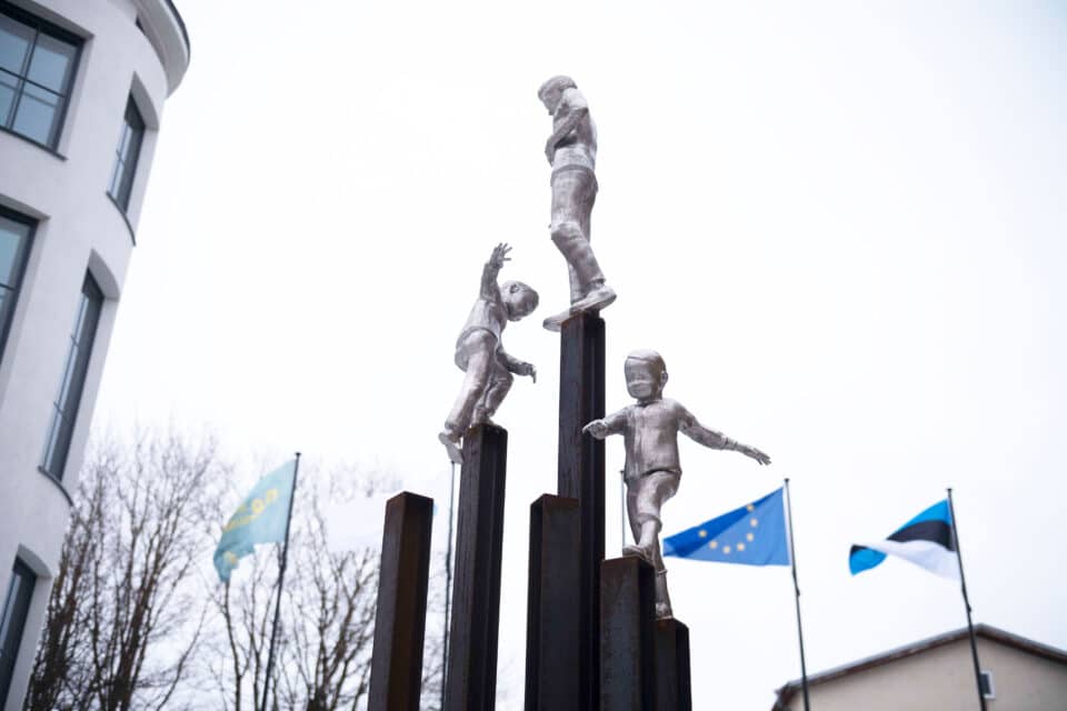 Ihan Toomiku skulptuur "Arenguhüpped".
