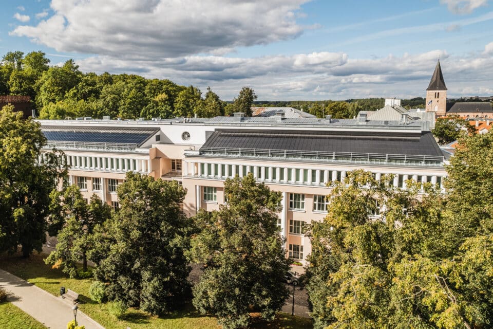 Roofit.Solari katus on teiste seas ka Tartu Ülikooli Lossi tänava õppehoonel.