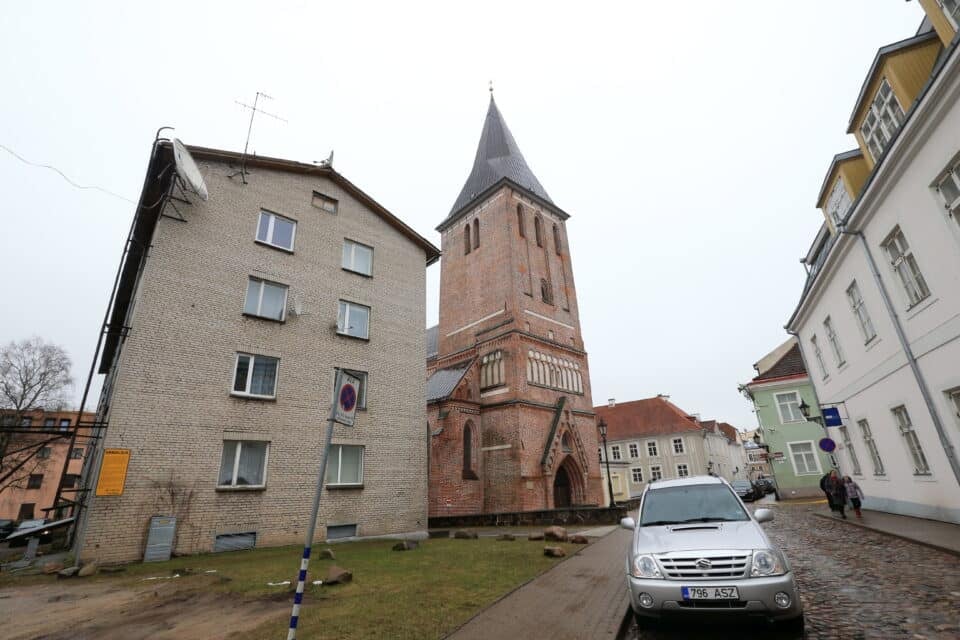 insener Vitali Lagutenko asus "hruštšovka" tüüpprojekti looma ja katsetama 1954. aastal. Pildil Tartu Jaani kiriku kõrval olev hruštšovka.