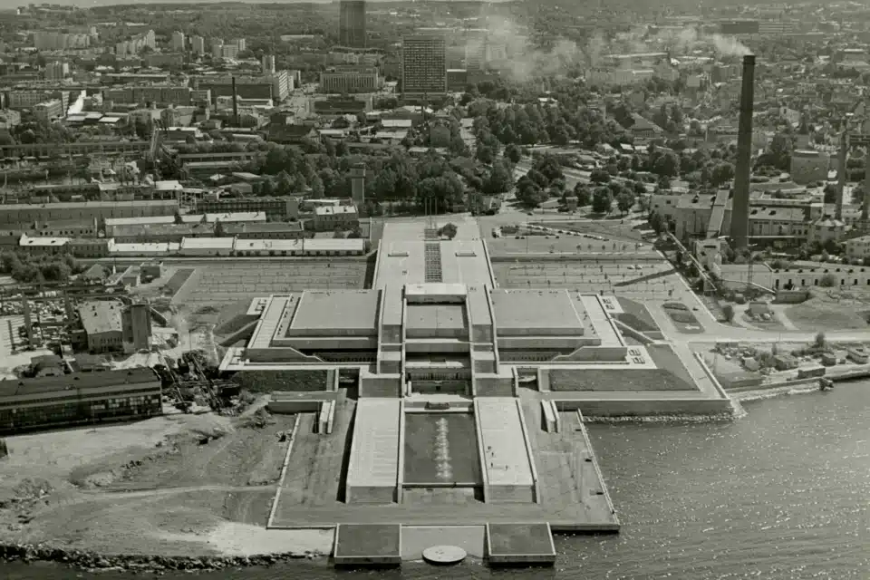 Õhust vaadates mõjub linnahall ühtaegu moodsalt ja arhailiselt. Linnu perspektiivist on hästi näha, kuidas hoone paigutati Viru hotelliga samale teljele, taamal Ülemiste järv, 1980. aastate algus.