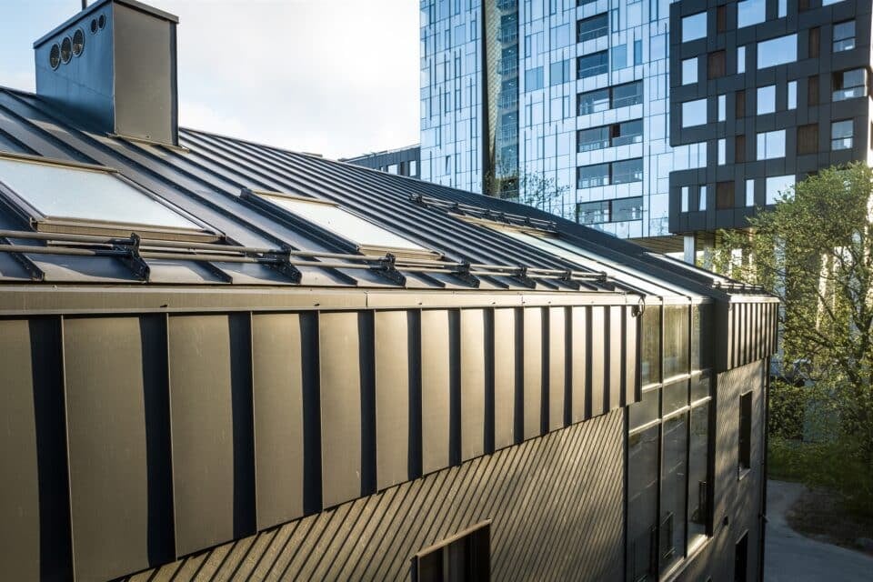 Tallinna kesklinnas kontorihoonele paigaldatud teraskatus.