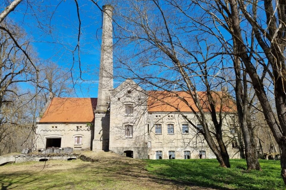Kunda mõisa tööstuskompleksi hooned on rajatud vahemikus 1859–1895. Tegemist on Eestis oma aja kontekstis erakordse näitega tööstusliku vesiehitise ja maastikuarhitektuuri nutikast kombineerimisest.