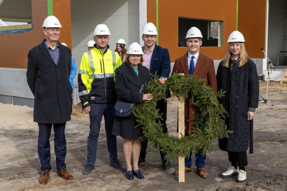 Lilleküla ringmajanduskeskuse hoonelt toodi alla sarikapärg.