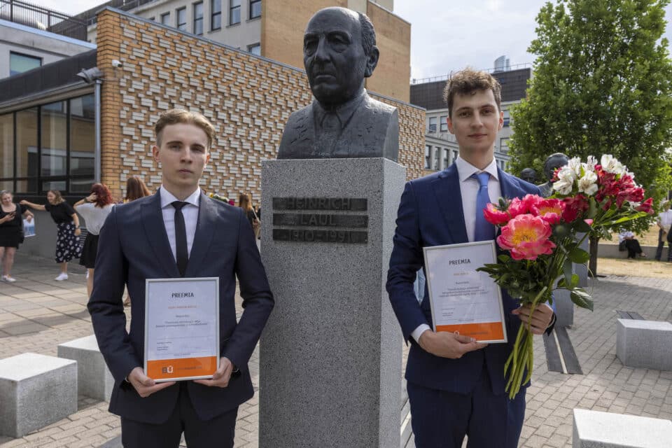 Eesti Betooniühingu 2023. a. üliõpilaspreemiate võitjad Egert-Marten Möller, kes sai auhinna Tallinna Tehnikaülikoolis kaitstud magistritööga "Proovivõtu tehnoloogia mõju betooni survetugevusele ja külmakindlusele" (juhendaja Tanel Tuisk), ja Karl Aunin, kellele tõi võidu samas koolis kaitstud magistritöö "Teraskiududega armeeritud betoonkonstruktsioonide arvutamine vastavalt standardile FprEN 1992-1-1:2023” (juhendaja Johannes Pello).