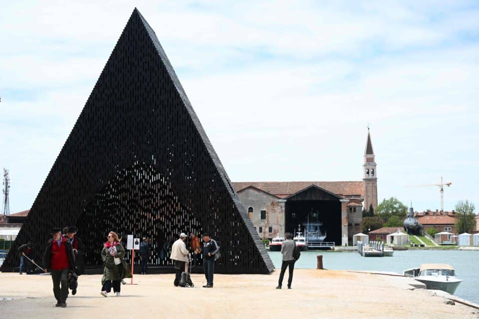 Adjaye Associatedi installatsiooni "KwaeE" 2023. aasta Veneetsia rahvusvahelisel arhitektuuribiennaalil.