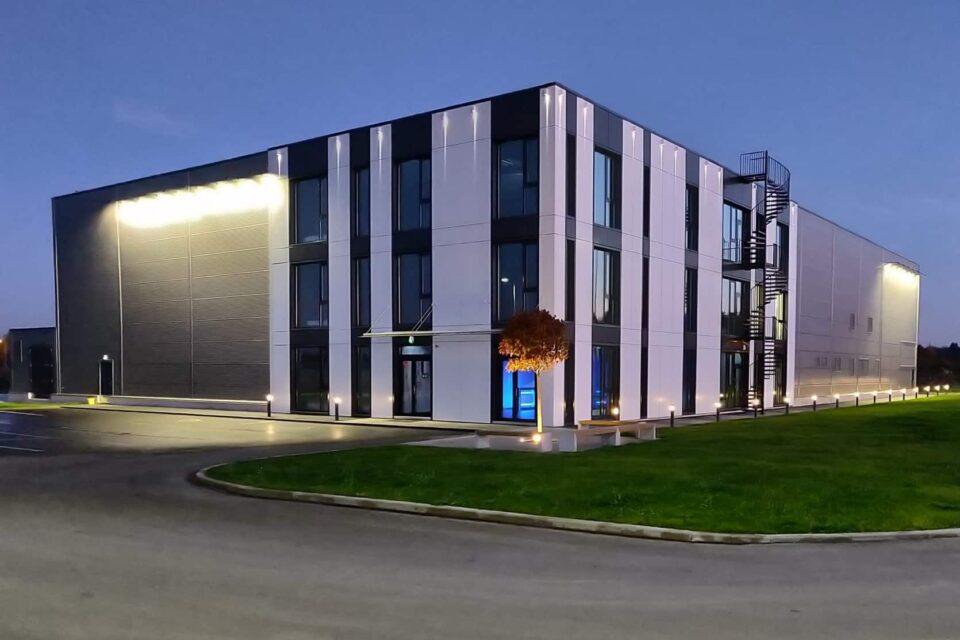 Primatek Coatings OÜ Narva tehase tootmisvõimsuseks on 6000 tonni aastas ja ettevõtte tootevalikus oli tipphetkel üle 300 nimetuse kõrgtehnoloogilisi pulbervärve ning vedelaid värve ja lakke.