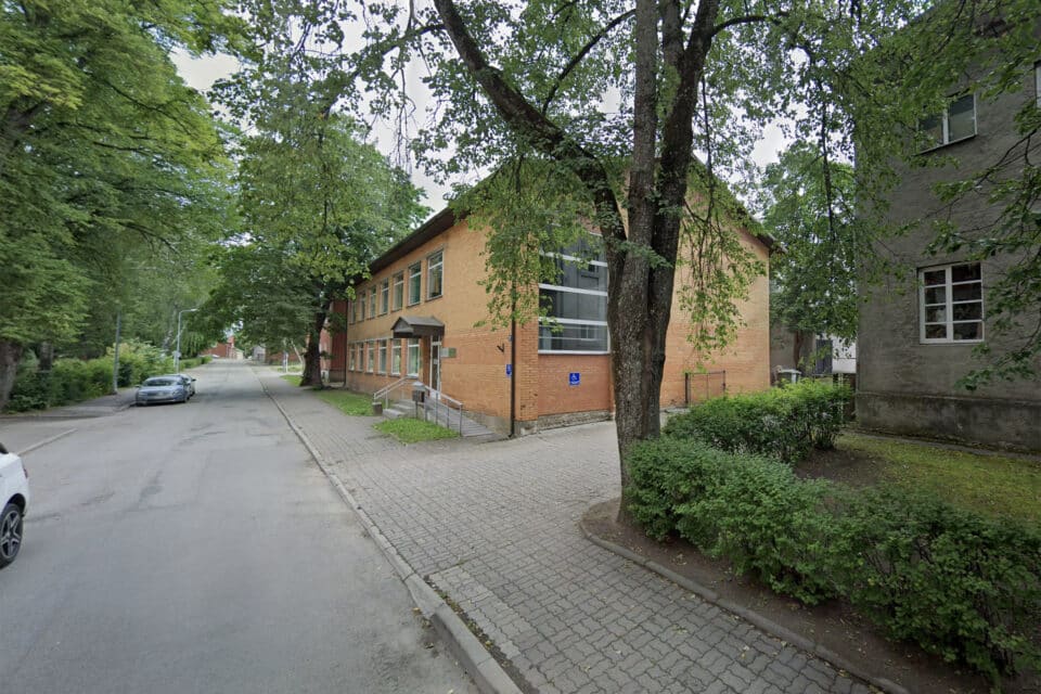 Aadressil Aia 17 asuv kontorihoone Valgas.
