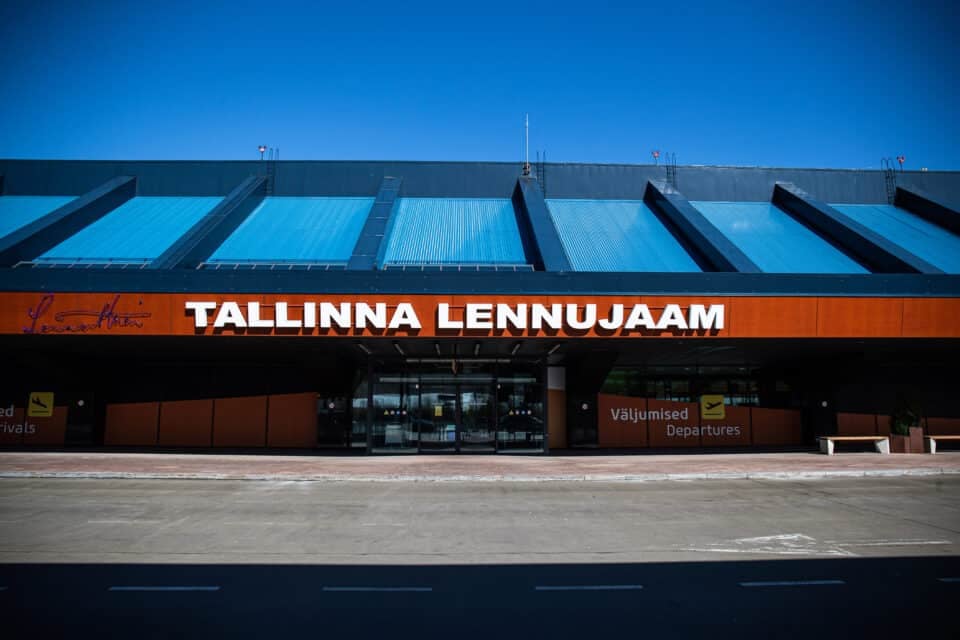 Ehitustööde käigus rajatakse Tallinna lennujaama maandumisrajale ca 29 000 ruutmeetri ulatuses betoonkatendit.