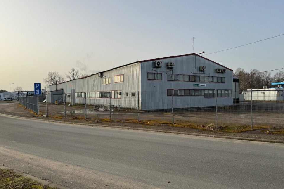 26. aprillil algaval oksjonil üritatab kohtutäitur 1,2 miljoni euro suuruse alghinnaga leida uut omanikku Windoor Facadesi tootmishoonega kinnistule.
