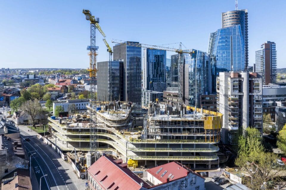 Vilniuse CBD äripiirkonda ehitatav Hero ärikeskus on plaanis valmis saada 2025. aasta teises kvartalis.