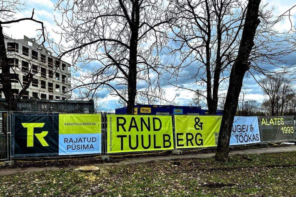 Rand ja Tuulbergi uuenenud firmagraafika ehitusobjektil Narvas.