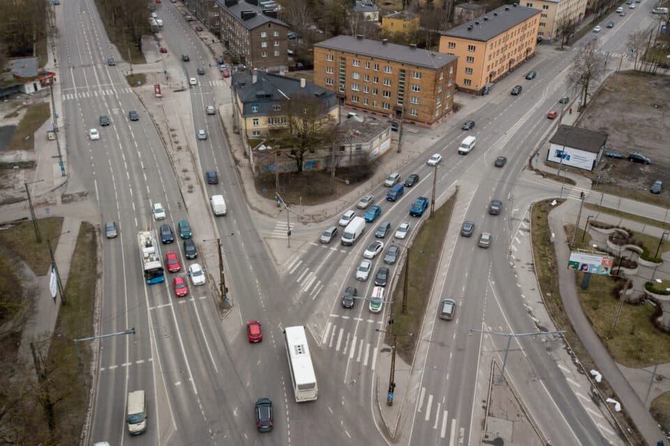 Praegune lahendus näeb ette, et peale rekonstrueerimist on Hipodroomi ristmikul üks sõidurada vähem ning rohkem on ruumi jalakäijatele ja ratturitele.