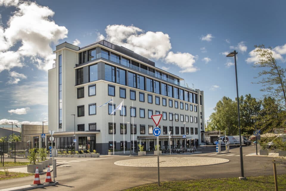Tellisikivi tänaval paikneva büroohoone arendaja on Riigiressursside Keskuse tütarfirma Mentenon, ehitaja Mapri Ehitus, arhitektuurse osa autor on Architectus.