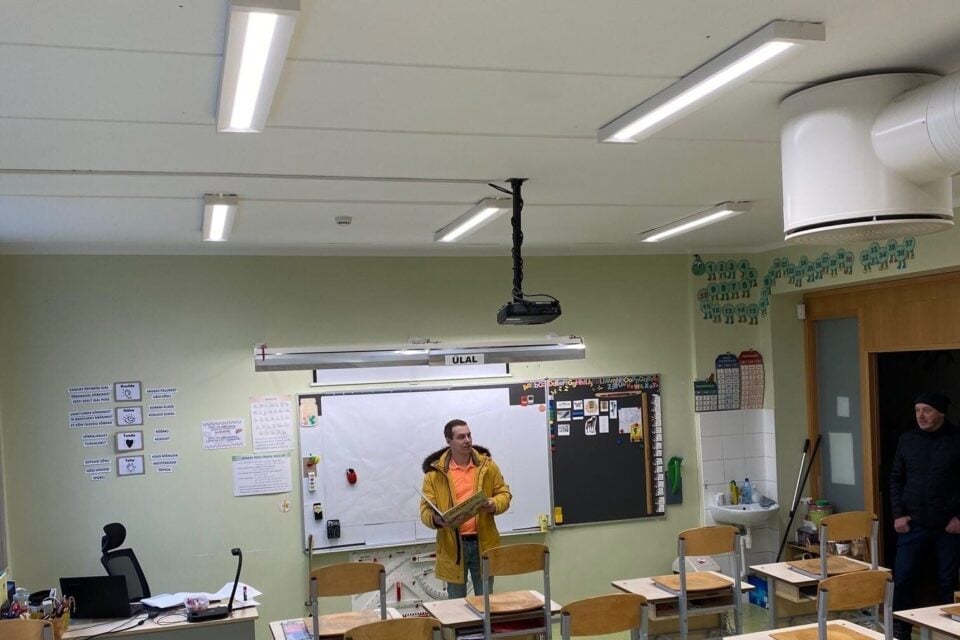 Onnineni müügiinsener Vladislav Kuzmenkov Kiviõli Keskkooli uute valgustitega klassiruumis. 