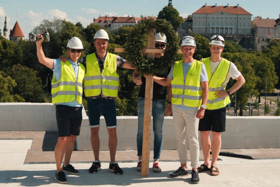 Kaamos Kinnisvara pidas Balti Jaama lähedal kerkiva kortermaja sarikapidu.