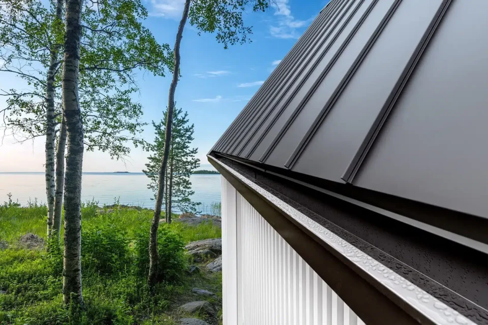 Pealtnäha samasugune nagu Ruukki teraskatus ikka, aga LowCarboni valmistamisega kaasnev jalajälg on kuni 70% madalam kui tavatootel.