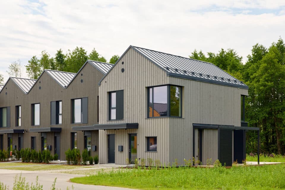 Iseära arenduse eelmises etapis valminud ridaelamud.