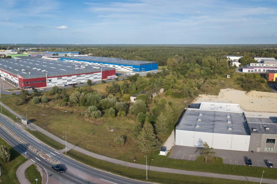 Jälgimäel ladude ja tootmishoonete vahel asuv tootmismaa, mille RKAS enampakkumisele pani.