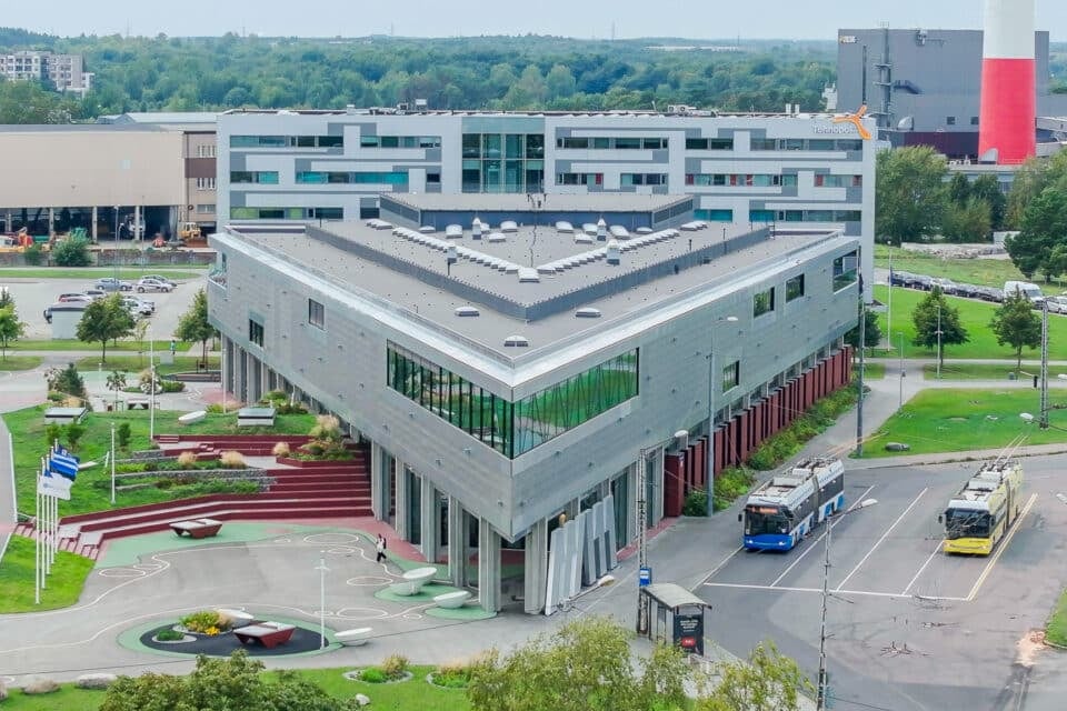 Mustamäe riigigümnaasiumi kolmnurkse kujuga hoone.
