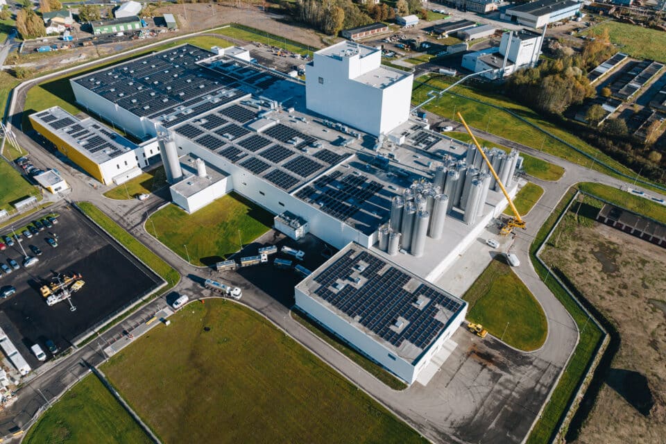 Nordecon AS ja AS E-Piim Tootmine sõlmisid ehitustööde lepingu 2019. aastal, ehitamisega alustati 2021. aastal ning suuremad ehitustööd said tehase käivitamiseks valmis 2023. aasta lõpuks.