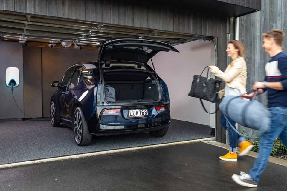 Onnineni tootevalikus on erinevad elektriautode laadimisjaamad ja kõik vajalikud lisatarvikud, et elektriliste liikurite laadimine oleks võimalikult mugav ja turvaline. Pildil on Schneider EVlink Home.