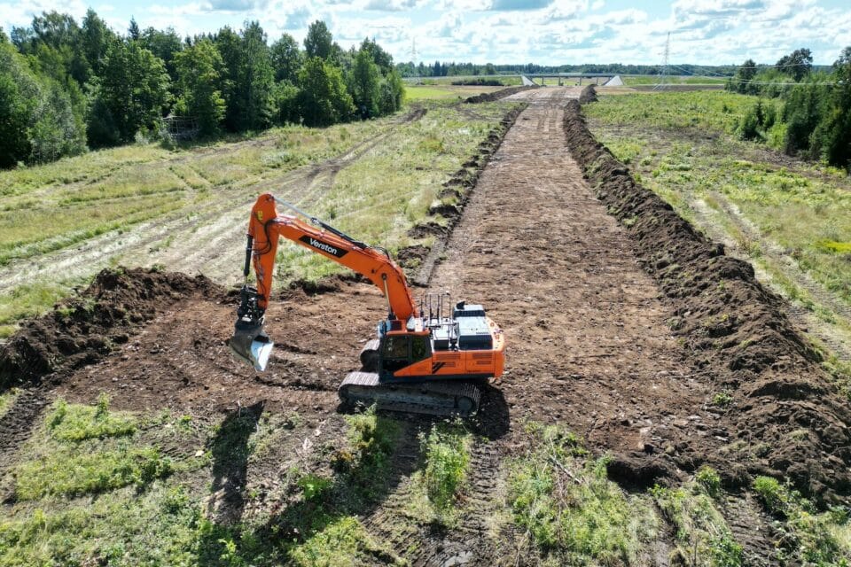 Verston alustas suve lõpus Rail Baltica põhitrassi muldkeha aluse kasvupinnase koorimisega.