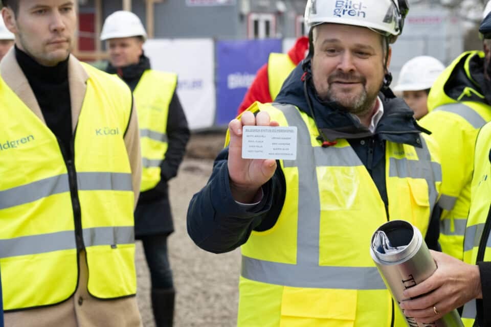 Ahto Aruväli Bildgren Ehituse juhatuse liikmena Viimsi jalgpallihalli nurgakivi panemisel.