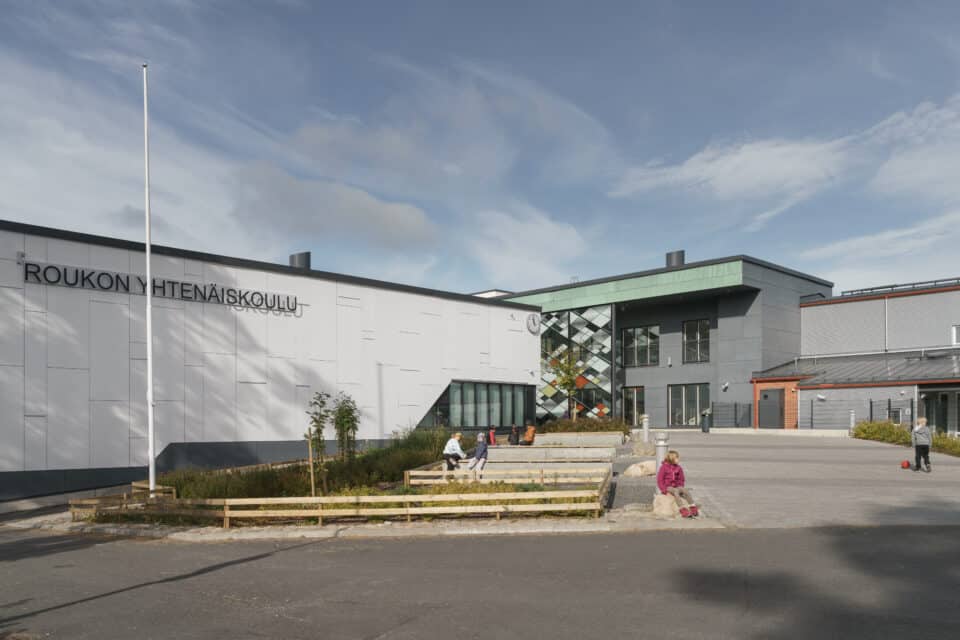 Projekt Kuubis on muuhulgas projekteerinud Roukko kooli Valkeakoski linnas Soomes.