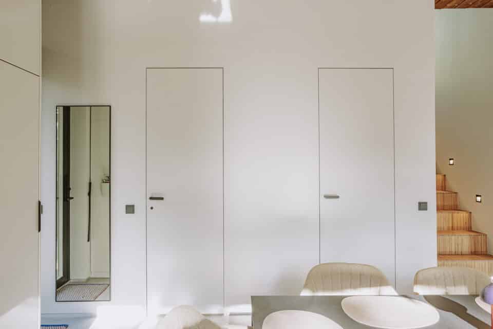 Peitlengiga uks Ghost jääb seinas oma minimalistliku lahendusega peaaegu nähtamatuks.