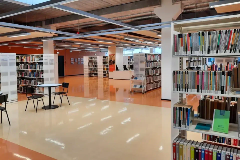Harju maakonnaraamatukogu lugemissaal.