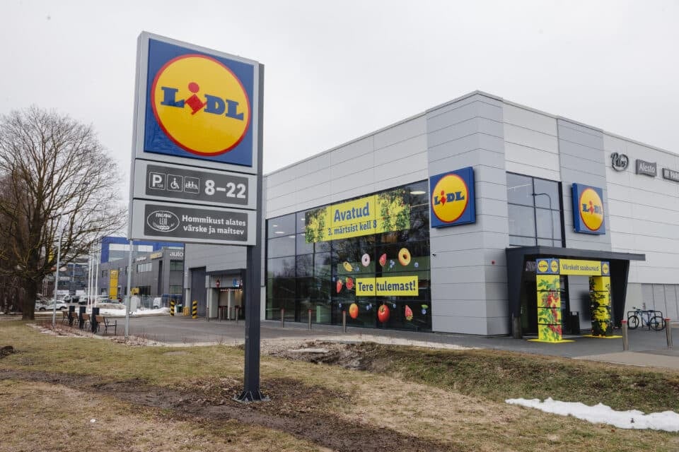 Sõpruse puiestee ääres asuv Lidli pood päev enne avamist. Sama kaupluse teises küljes asuva Lehe tänava liikluskorralduse muutmise pärast käis kett Tallinna linnaga ligi kolm aastat kohut.