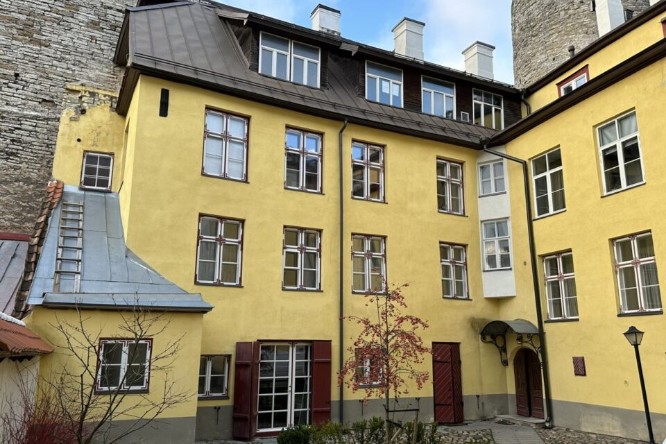 Toom-Kooli 7 hoone, milles asuvaid korteriomandeid pakub kohtutäitur enampakkumisel.