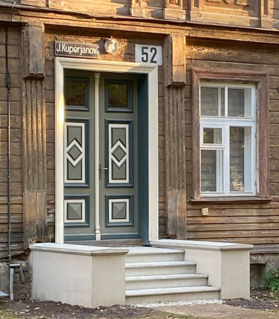 Tartu kesklinna Kuperjanovi tänava maja restaureeritud trepp.